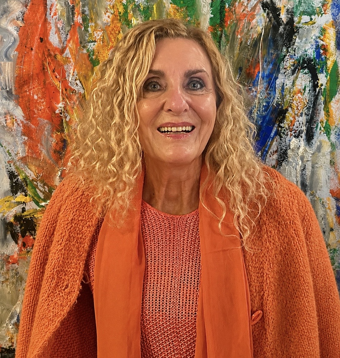 Ruth in ihrem Atelier vor ihren Kunstwerken